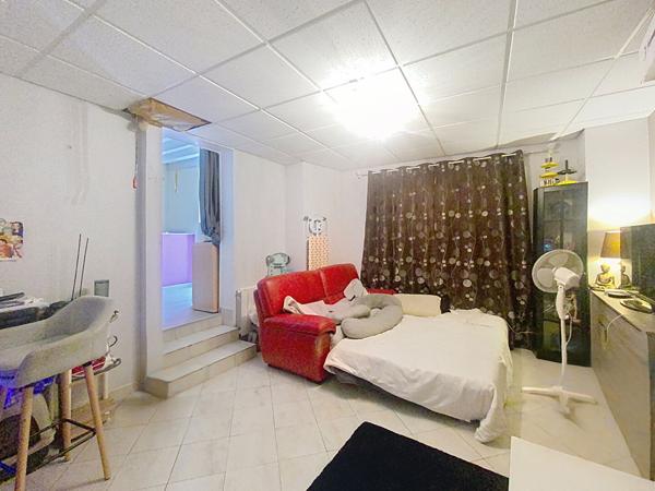 A vendre, maison de ville de 96m2, deux chambres, en centre-ville de Château-Gontier-sur-Mayenne
