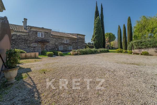 Authentique mas provençal avec piscine et dépendances – Environnement calme