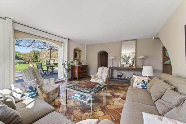 Authentique mas provençal avec piscine et dépendances – Environnement calme