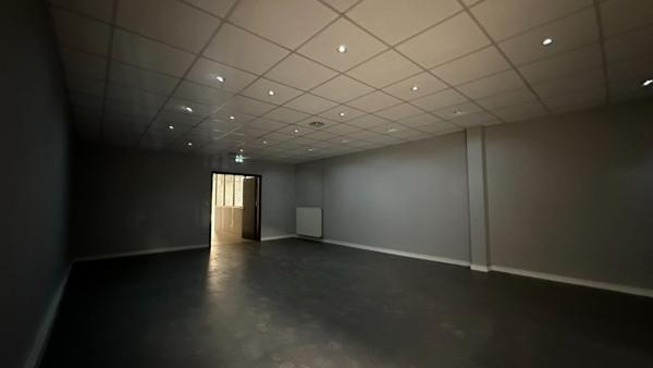 Locaux d'activités à louer situés à Compiègne. ENSEMBLE DIVISIBLE.