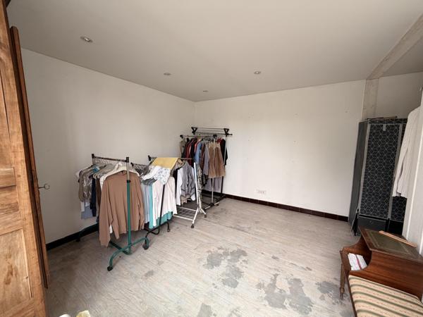 Murs commerciaux
                                                                                                                                                                                                                                                                                                                                                                                                                                            58  m²
