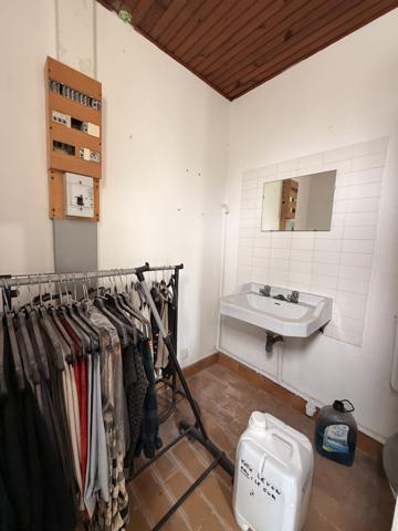 Murs commerciaux
                                                                                                                                                                                                                                                                                                                                                                                                                                            58  m²