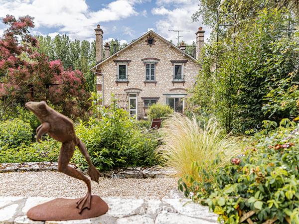 Maison bourgeoise en meulière et jardin paysager