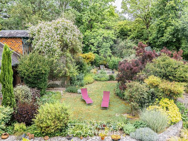 Maison bourgeoise en meulière et jardin paysager