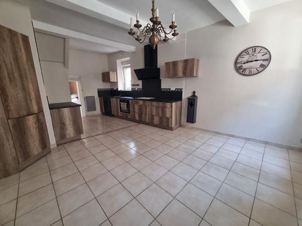 MAISON DE VILLAGE AVEC BEAUX VOLUMES ET FORT POTENTIEL, 4 CHAMBRES