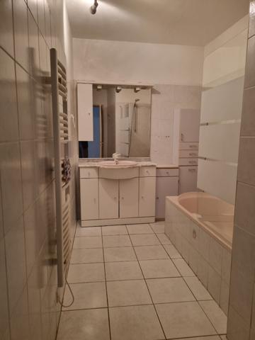 MAISON DE VILLAGE AVEC BEAUX VOLUMES ET FORT POTENTIEL, 4 CHAMBRES