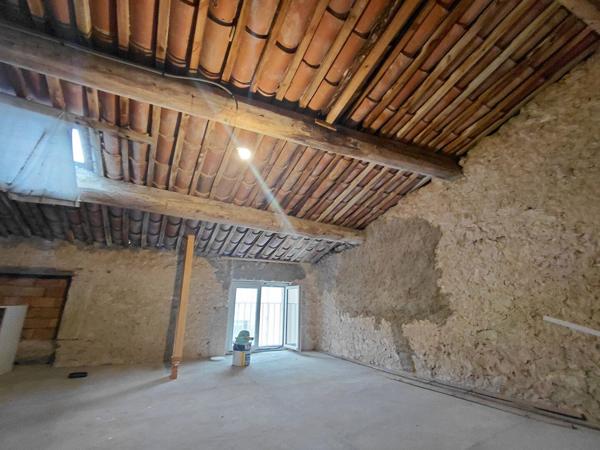 MAISON DE VILLAGE AVEC BEAUX VOLUMES ET FORT POTENTIEL, 4 CHAMBRES
