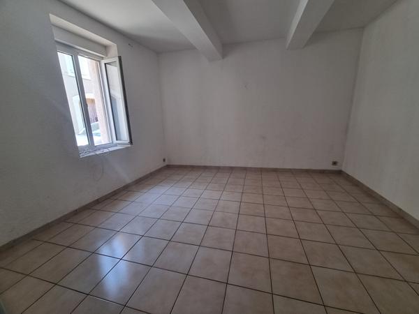 MAISON DE VILLAGE AVEC BEAUX VOLUMES ET FORT POTENTIEL, 4 CHAMBRES