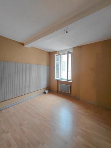 MAISON DE VILLAGE AVEC BEAUX VOLUMES ET FORT POTENTIEL, 4 CHAMBRES