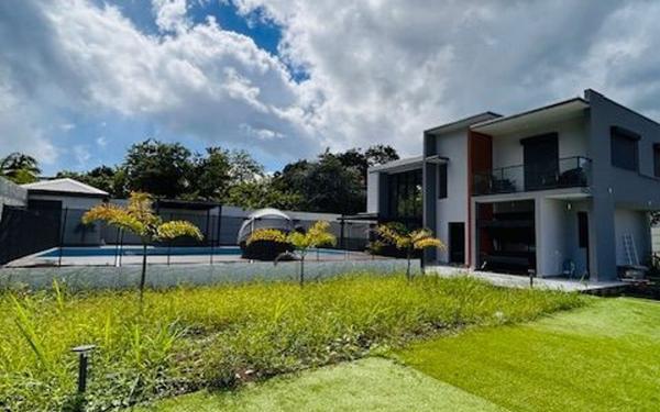 Maison à louer    7 pièces •  Baie-Mahault