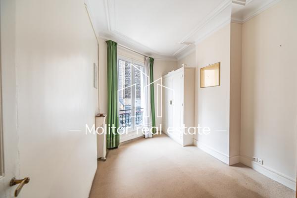 Paris (75018) Élégant appartement haussmannien avec balcon filant – Paris 8eme, Quartier Europe