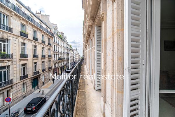 Paris (75018) Élégant appartement haussmannien avec balcon filant – Paris 8eme, Quartier Europe