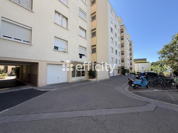 Appartement
         4 pièces
        - 70 m² 260 000 € *
