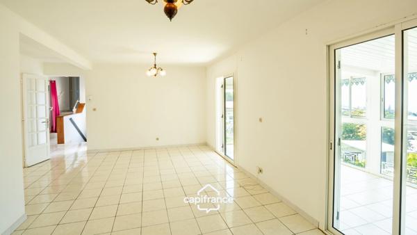 EXCLUSIVITÉ – Maison F4 avec superbe vue, grand terrain arboré à Petite-Île (La Réunion)