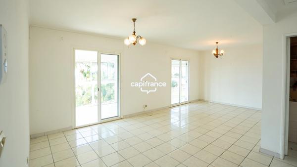 EXCLUSIVITÉ – Maison F4 avec superbe vue, grand terrain arboré à Petite-Île (La Réunion)