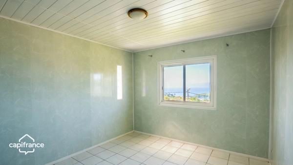 EXCLUSIVITÉ – Maison F4 avec superbe vue, grand terrain arboré à Petite-Île (La Réunion)