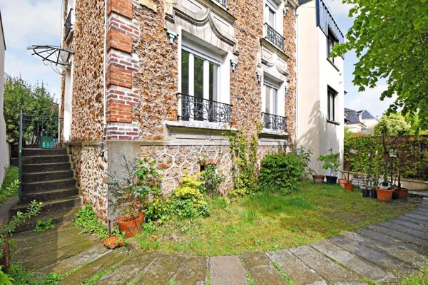 Meulière de caractère rénovée de 115 m² – 4 chambres – Jardin et dépendance