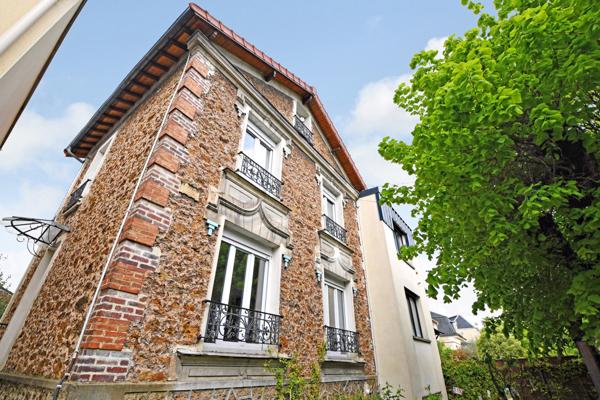Meulière de caractère rénovée de 115 m² – 4 chambres – Jardin et dépendance