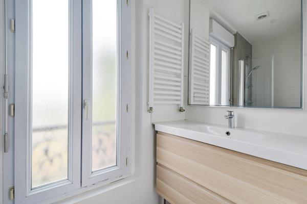 Meulière de caractère rénovée de 115 m² – 4 chambres – Jardin et dépendance