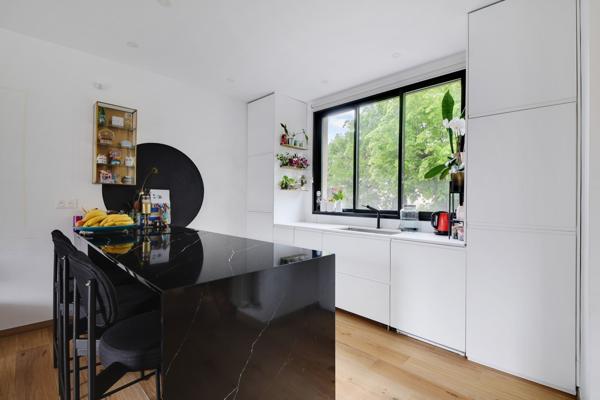 Meulière de caractère rénovée de 115 m² – 4 chambres – Jardin et dépendance