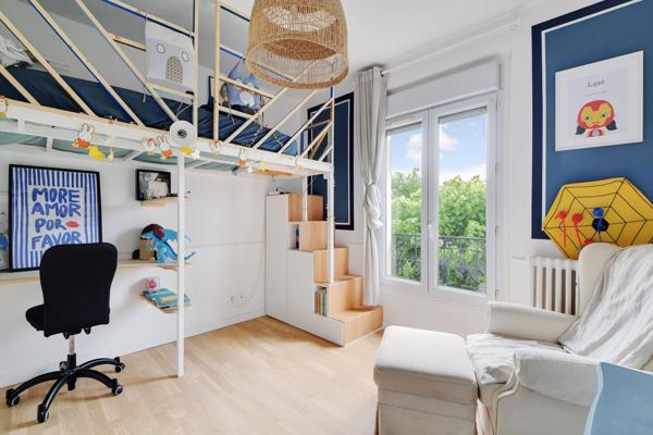 Meulière de caractère rénovée de 115 m² – 4 chambres – Jardin et dépendance