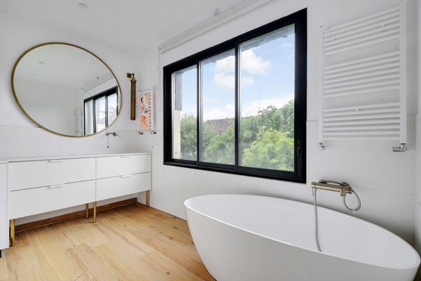 Meulière de caractère rénovée de 115 m² – 4 chambres – Jardin et dépendance