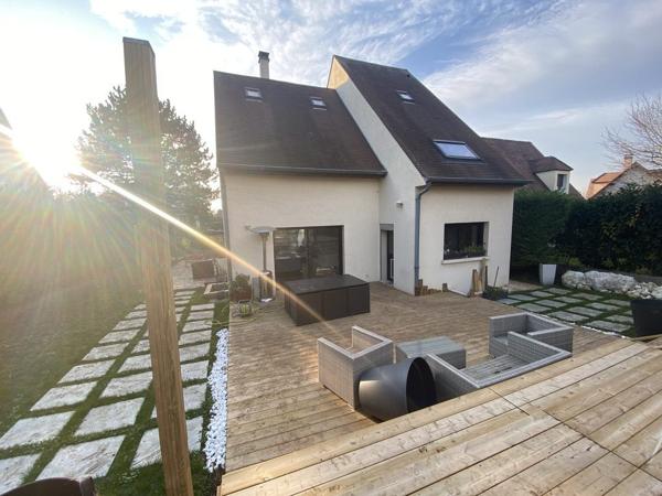 Sucy-en-Brie (94370) Maison de 140 m2 carrez et 207 au sol avec terrain et piscine semi enterré et hors sol 3mx3 habillé de bois