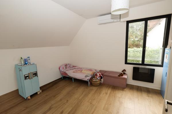 Sucy-en-Brie (94370) Maison de 140 m2 carrez et 207 au sol avec terrain et piscine semi enterré et hors sol 3mx3 habillé de bois