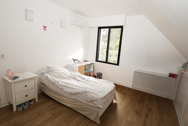 Sucy-en-Brie (94370) Maison de 140 m2 carrez et 207 au sol avec terrain et piscine semi enterré et hors sol 3mx3 habillé de bois