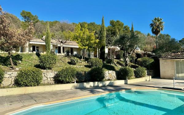 MAISON A TOURRETTES AVEC PISCINE ET VUE
