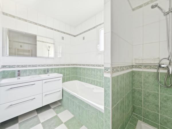 Maison
         6 pièces
        - 109 m² 275 000 € *