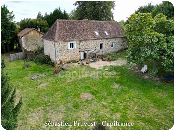 Dpt Dordogne (24), à vendre THIVIERS (24)Propriété P8, 200m2 hab., terrain env.3300m2, garage, annexe, proche commodités.