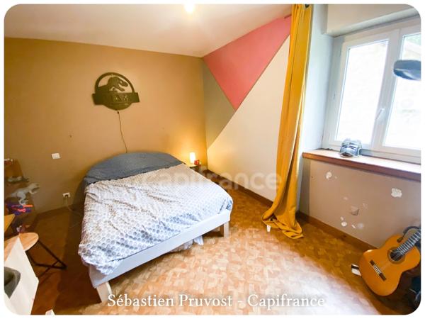 Dpt Dordogne (24), à vendre THIVIERS (24)Propriété P8, 200m2 hab., terrain env.3300m2, garage, annexe, proche commodités.