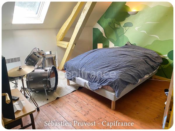 Dpt Dordogne (24), à vendre THIVIERS (24)Propriété P8, 200m2 hab., terrain env.3300m2, garage, annexe, proche commodités.