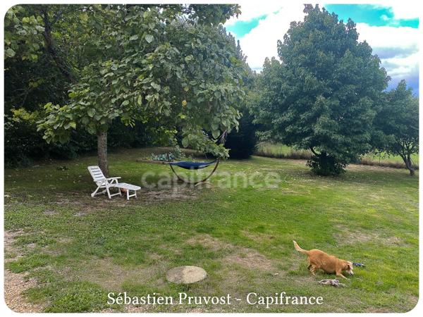 Dpt Dordogne (24), à vendre THIVIERS (24)Propriété P8, 200m2 hab., terrain env.3300m2, garage, annexe, proche commodités.