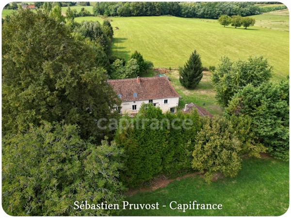 Dpt Dordogne (24), à vendre THIVIERS (24)Propriété P8, 200m2 hab., terrain env.3300m2, garage, annexe, proche commodités.