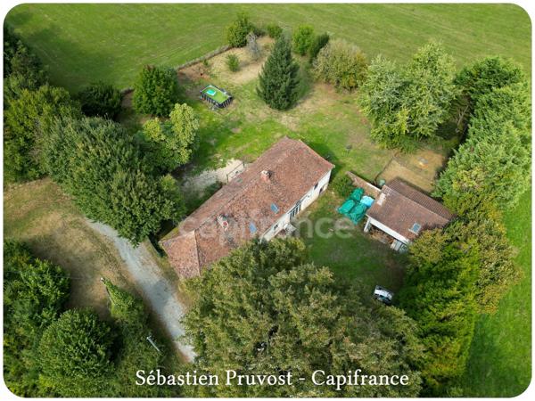Dpt Dordogne (24), à vendre THIVIERS (24)Propriété P8, 200m2 hab., terrain env.3300m2, garage, annexe, proche commodités.