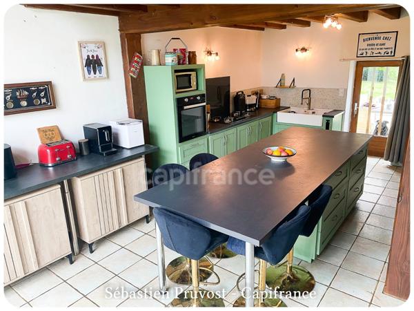 Dpt Dordogne (24), à vendre THIVIERS (24)Propriété P8, 200m2 hab., terrain env.3300m2, garage, annexe, proche commodités.
