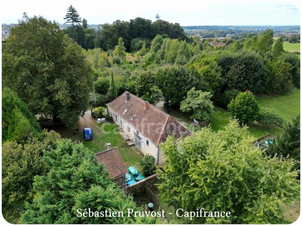 Dpt Dordogne (24), à vendre THIVIERS (24)Propriété P8, 200m2 hab., terrain env.3300m2, garage, annexe, proche commodités.