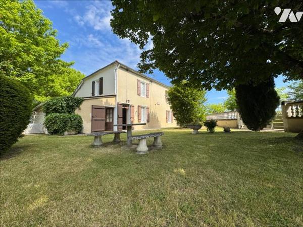En campagne, ancien corps de ferme avec grand terrain
