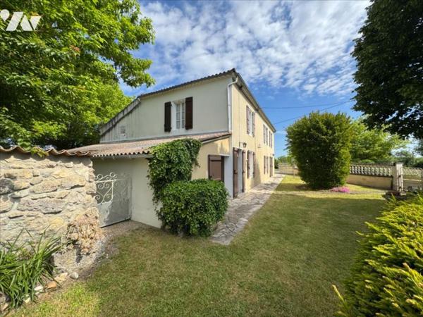 En campagne, ancien corps de ferme avec grand terrain