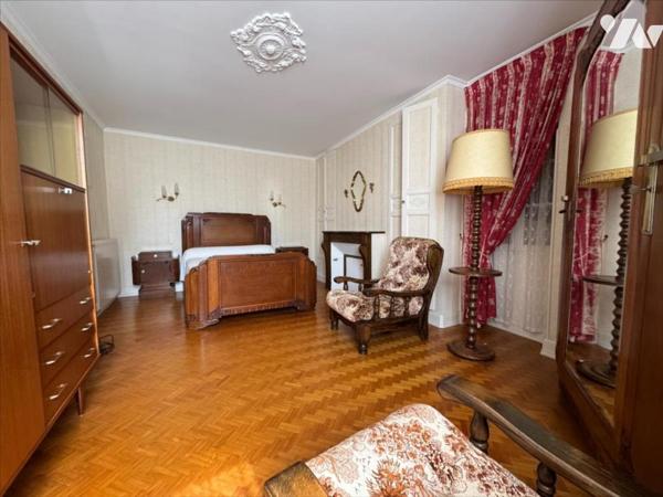 En campagne, ancien corps de ferme avec grand terrain