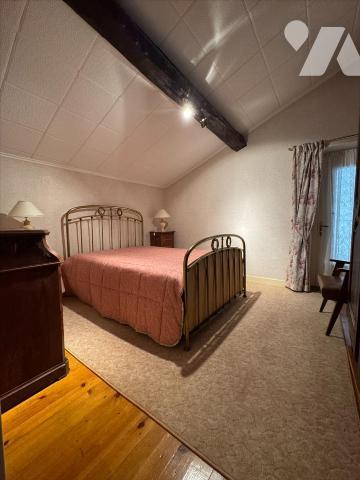 En campagne, ancien corps de ferme avec grand terrain