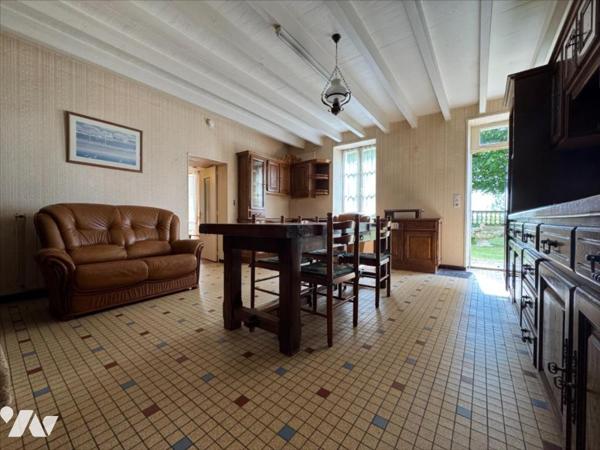 En campagne, ancien corps de ferme avec grand terrain