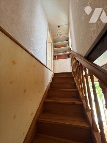 En campagne, ancien corps de ferme avec grand terrain