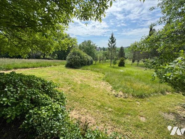 En campagne, ancien corps de ferme avec grand terrain