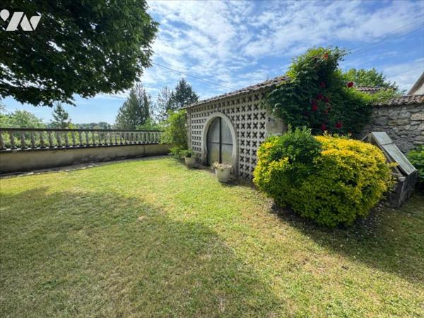 En campagne, ancien corps de ferme avec grand terrain