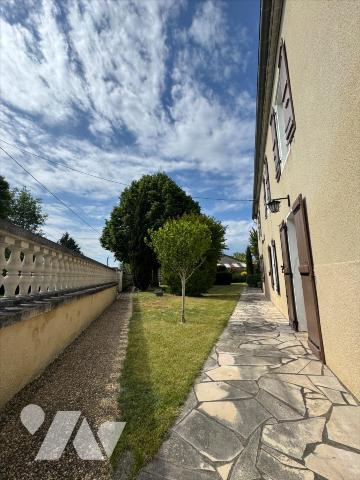En campagne, ancien corps de ferme avec grand terrain