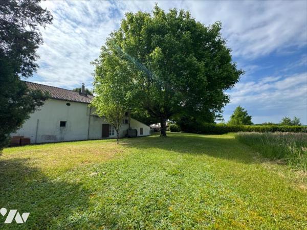 En campagne, ancien corps de ferme avec grand terrain