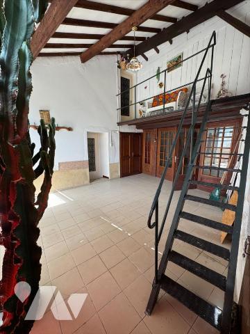 En campagne, ancien corps de ferme avec grand terrain